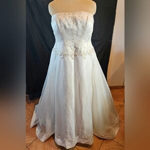David's Bridal Strapless Embroidered Tulle Ballgown Ivory 24W Bead Highlights